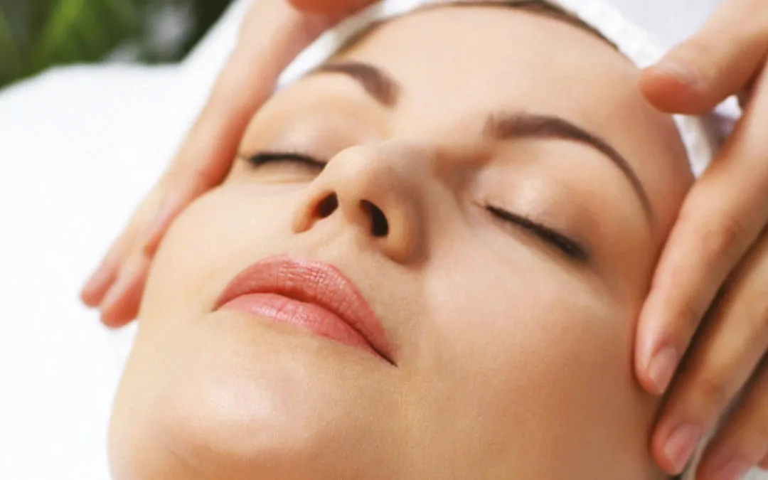 نقاط فشار زیبایی: ماساژ این ۳ نقطه بدن، درخشش پوست را دوچندان می‌کند