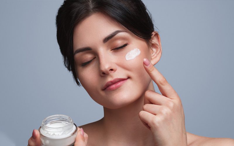 کرم شب معجزه‌گر: ۳ ماده غذایی که پوست را حین خواب متحول می‌کند